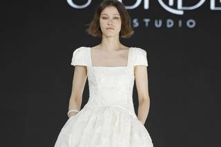 abito da sposa corto con scollo quadrato e maniche corte