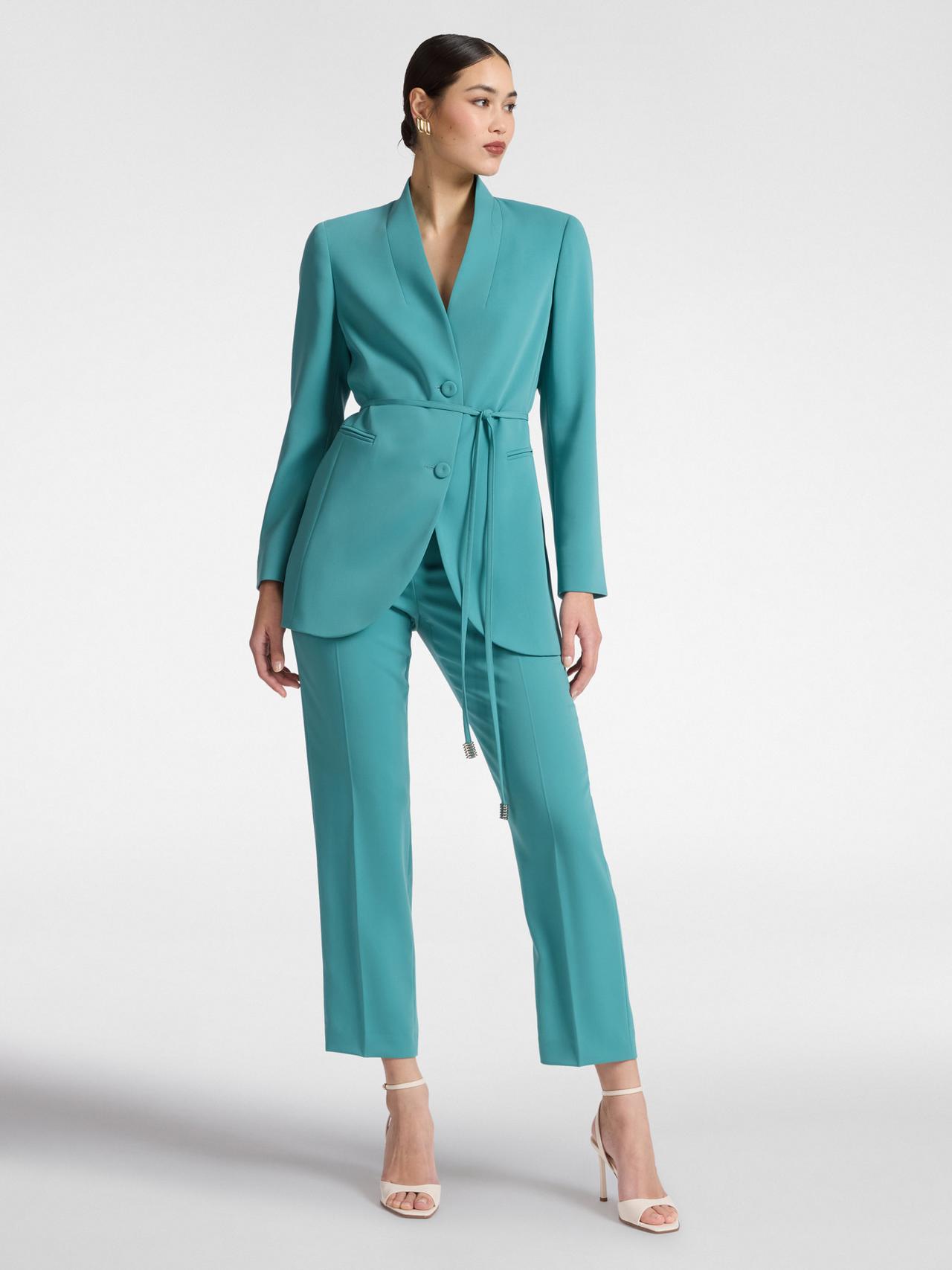 tailleur mamma della sposa verde, con pantalone dritto e giacca con fusciacca