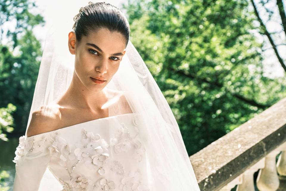 sposa con velo e abito con scollo dritto- tipi di scollatura