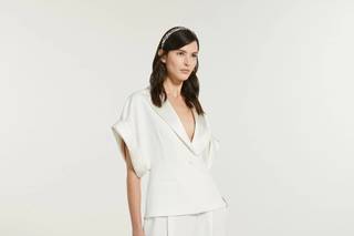 abito da sposa con pantaloni a sigretta e giacca con maniche corte