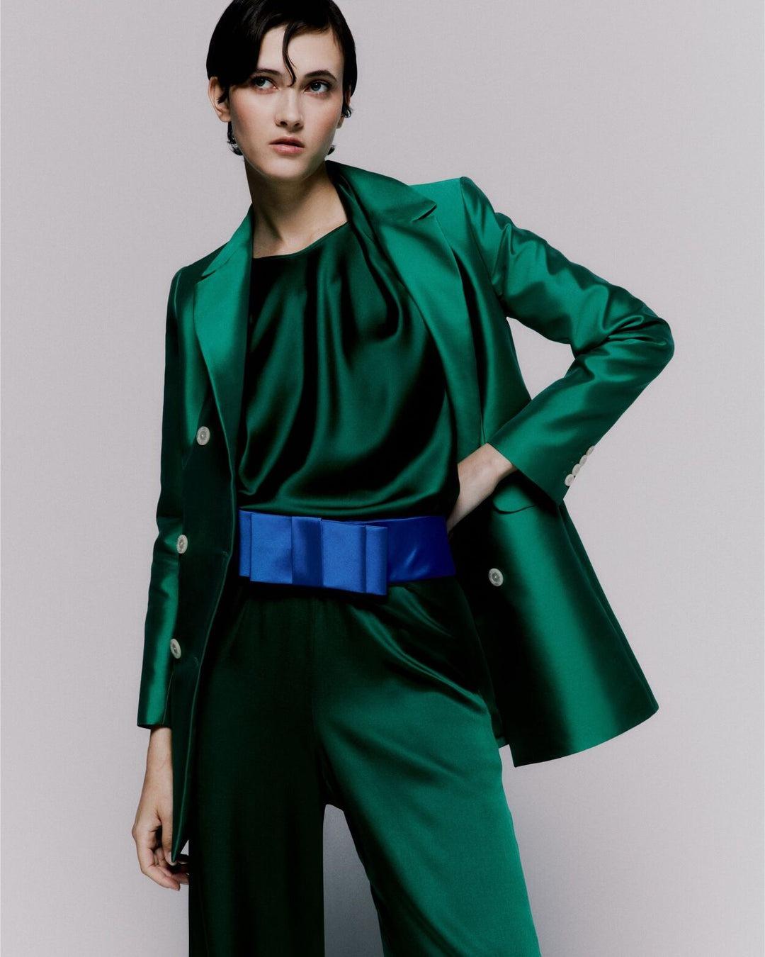 abito verde da cerimonia tailleur pantalone con cintura con fiocco blu elettrico
