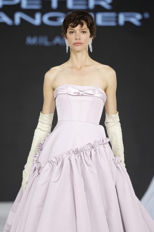 abito da sposa colorato lilla sbiadito con gonna ampia e arricchiature, corpetto con scollo dritto e fiocco e guanti lunghi color crema