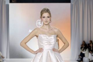 abito da sposa invernale con gonna a principessa a balze in mikado