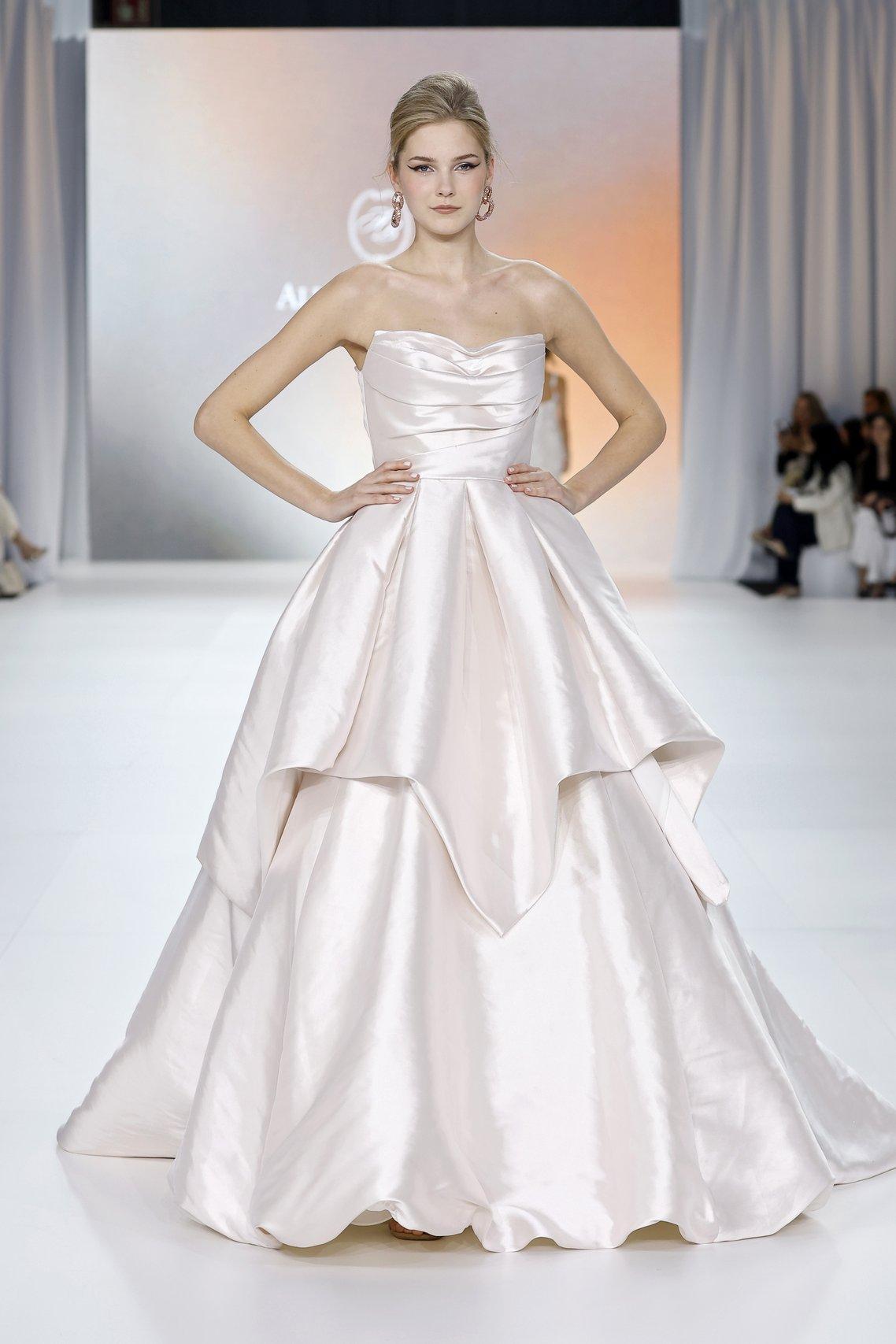 abito da sposa invernale con gonna a principessa a balze in mikado