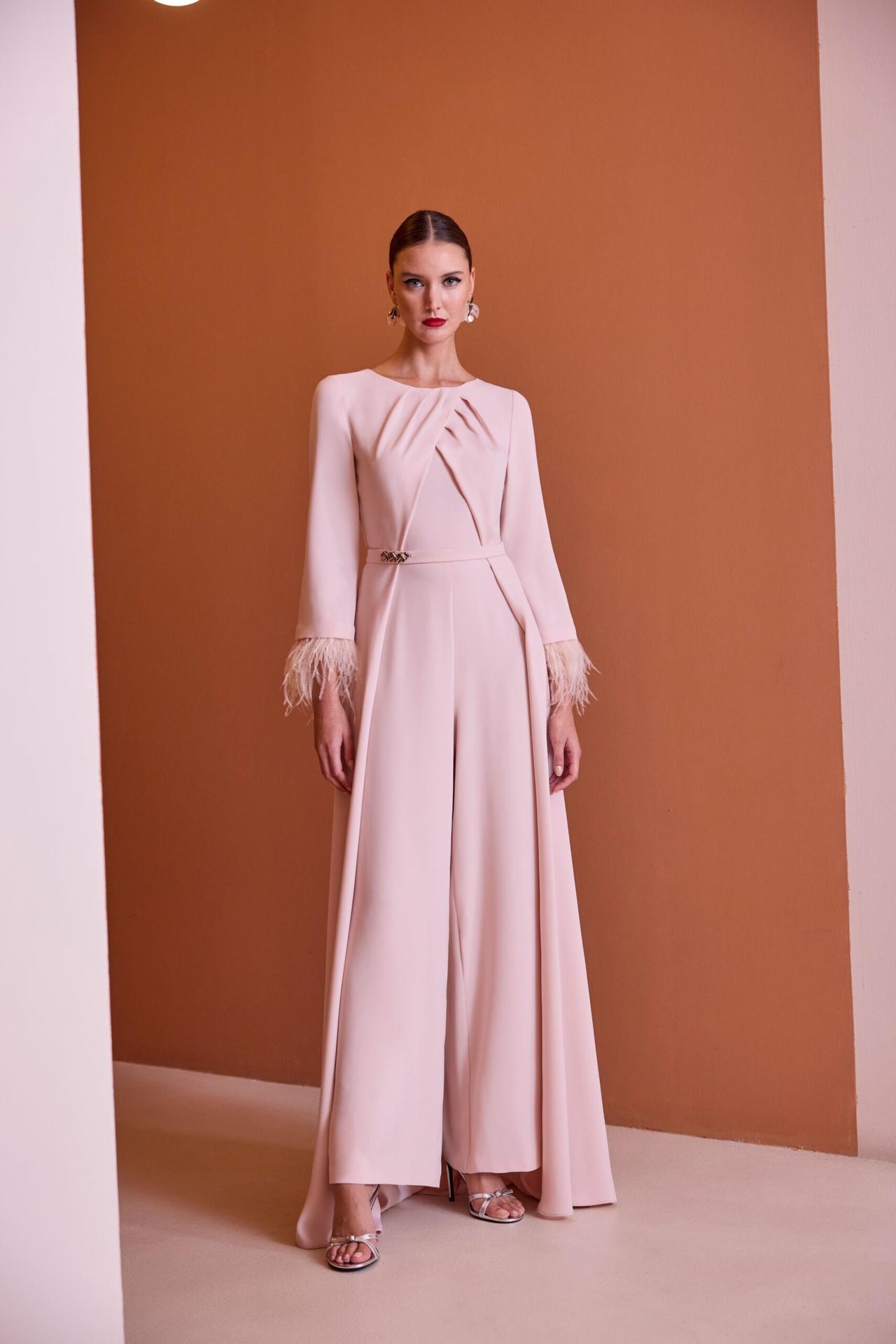 Tuta elegante da cerimonia rosa, maniche lunghe con piume, girocollo, pantalone ampio con cinturino e strascico
