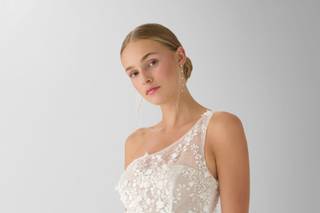 abito da sposa corto monospalla con pietre e piume
