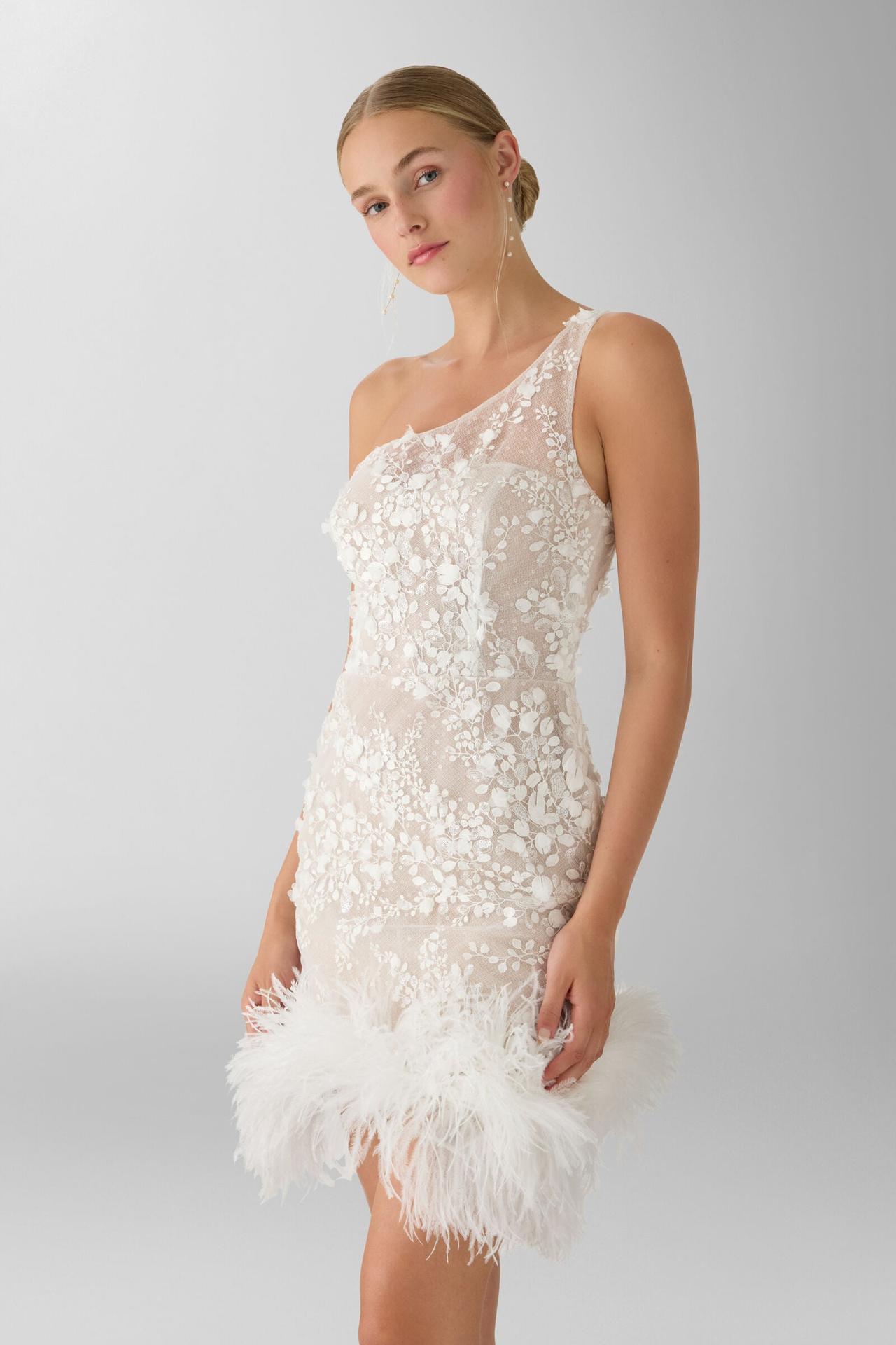 abito da sposa corto monospalla con pietre e piume