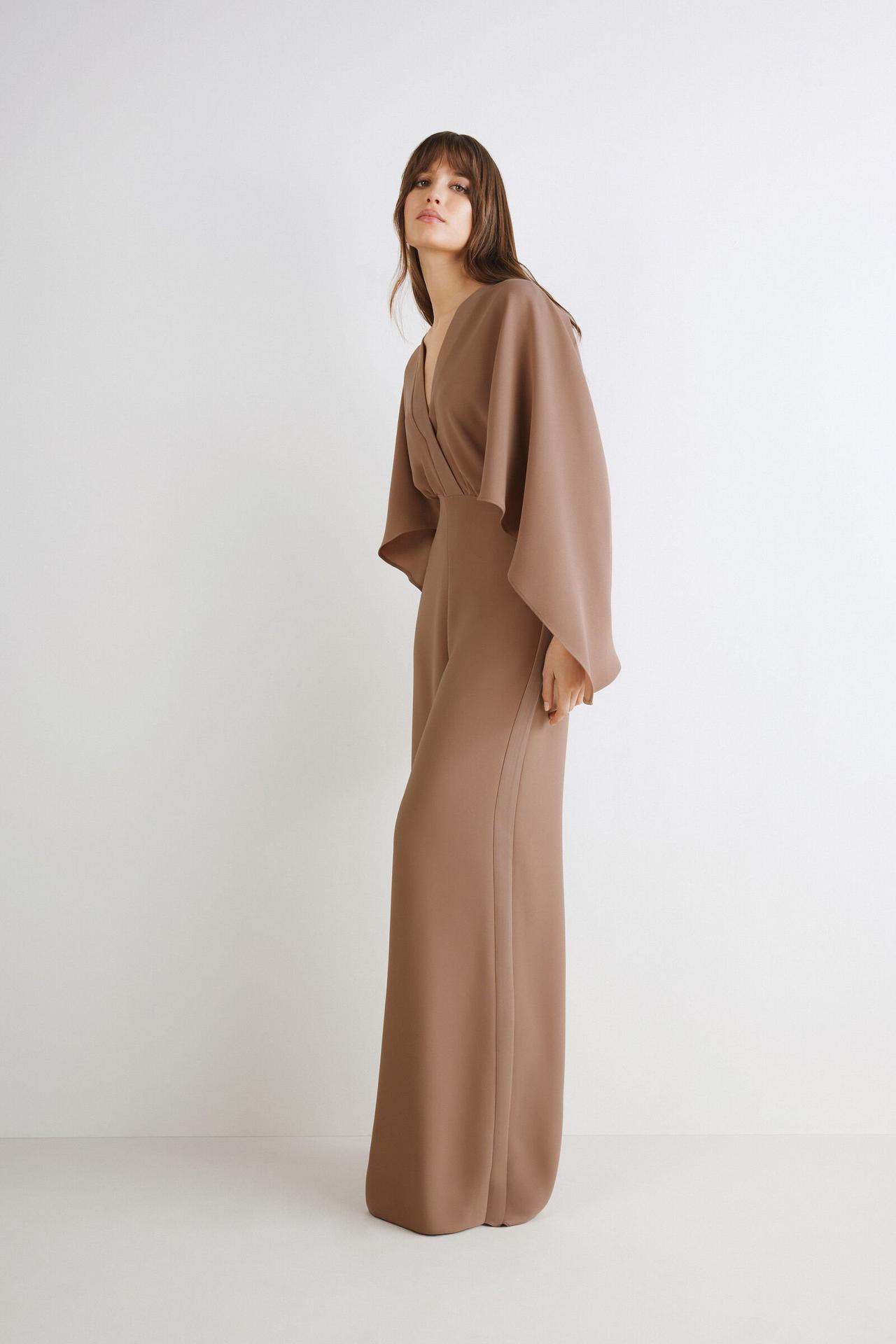 jumpsuit rosa antico con scollo a V, pantalone a palazzo e maniche larghe 