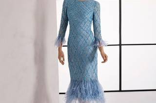 abito elegante da cerimonia azzurro midi con piume sull'orlo della gonna