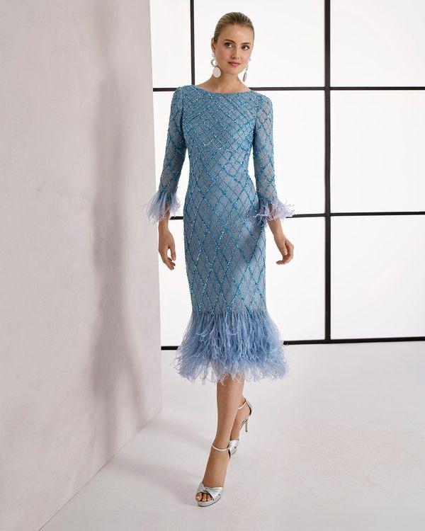 abito elegante da cerimonia azzurro midi con piume sull'orlo della gonna