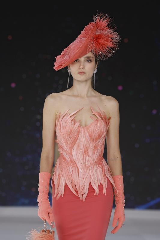 abito da sposa colorato color corallo a sirena con corpetto con piume