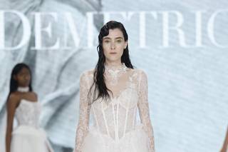 abito da sposa invernale in pizzo, collo alto e maniche lunghe