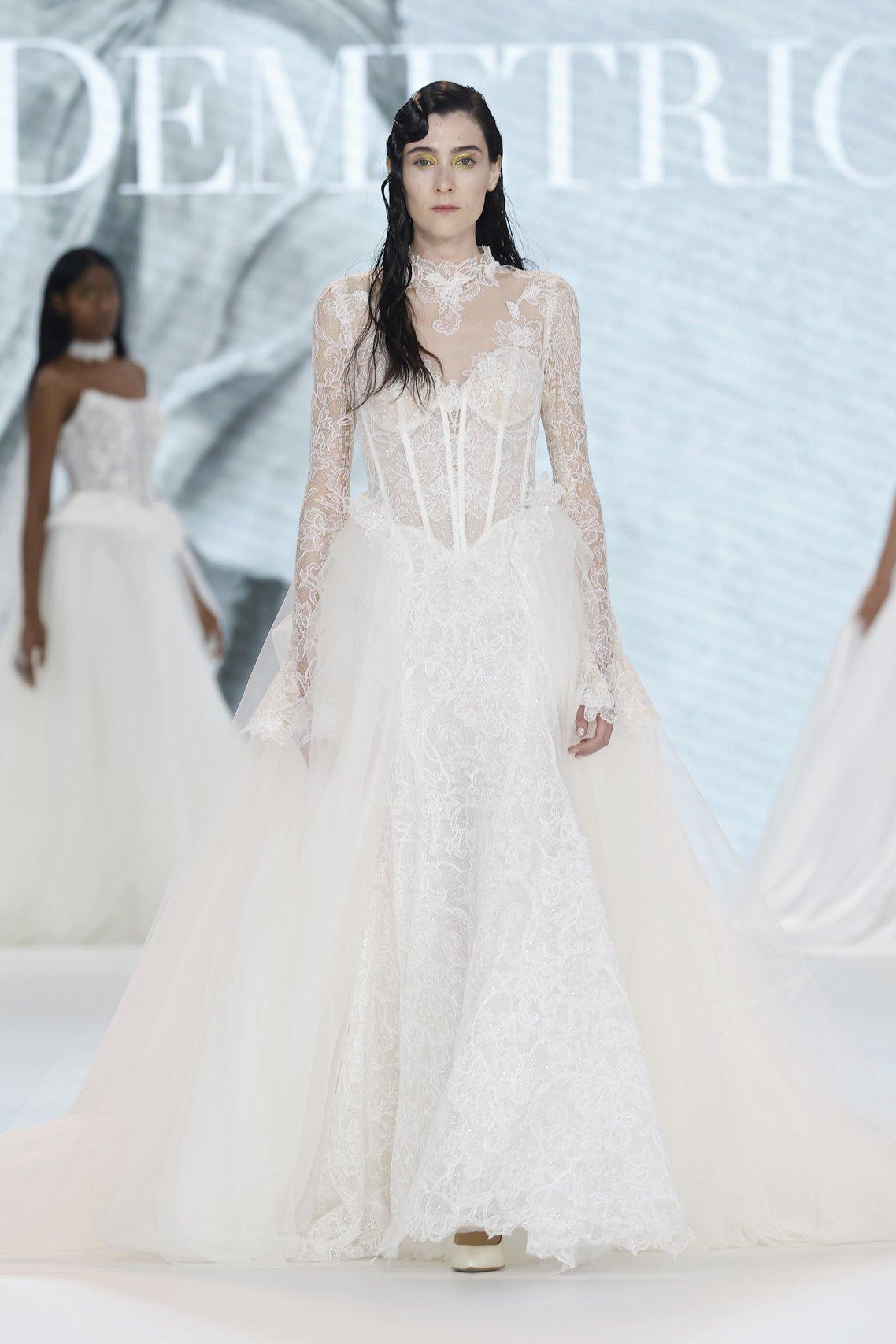 abito da sposa invernale in pizzo, collo alto e maniche lunghe