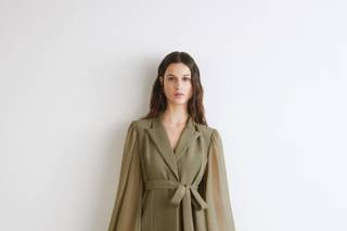 tailleur abito mamma della sposa verde, con giacca con fusciacca e pantalone ampio