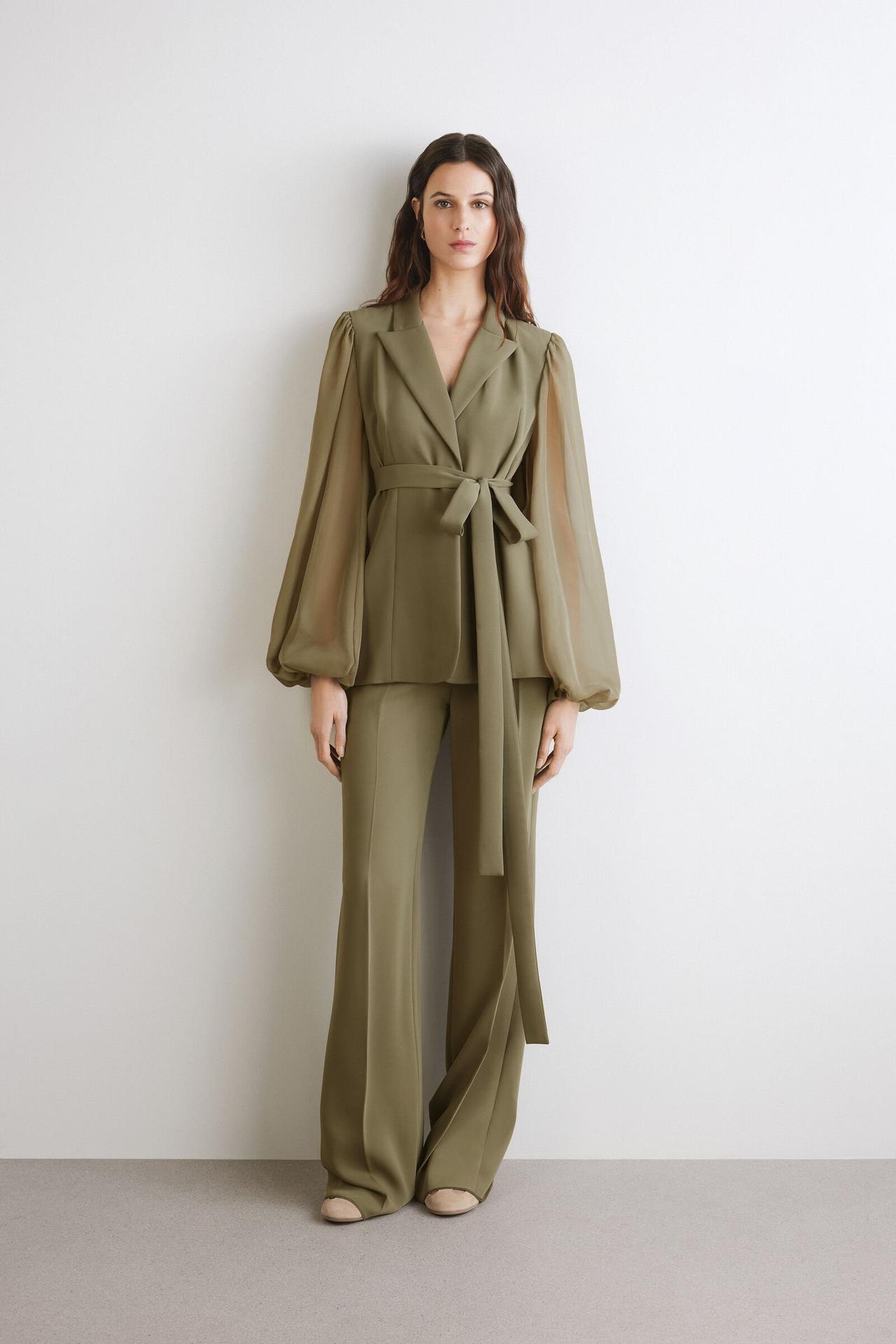 tailleur abito mamma della sposa verde, con giacca con fusciacca e pantalone ampio