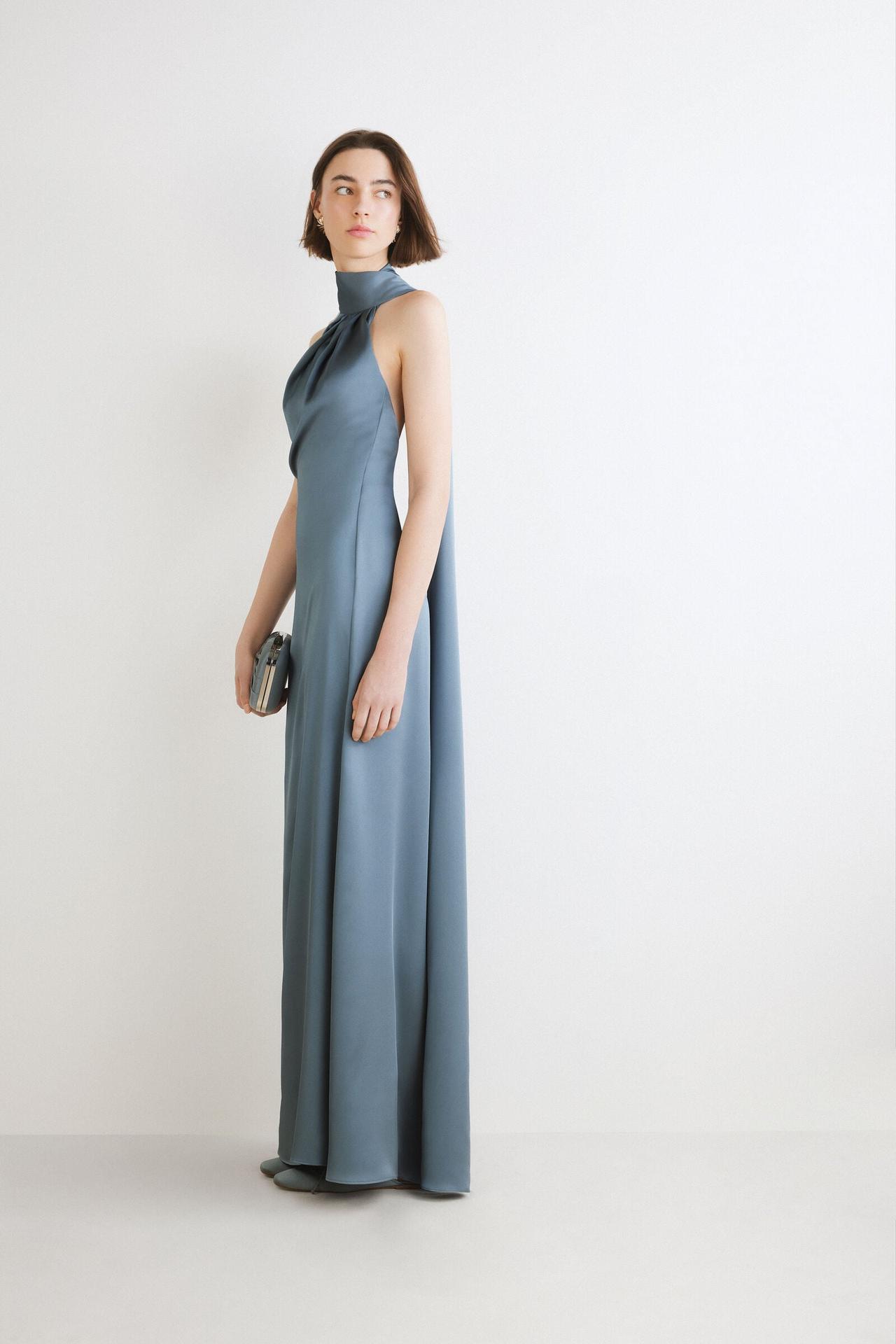 abito da sposa colorato semplice in azzurro, liscio in raso con collo alto 