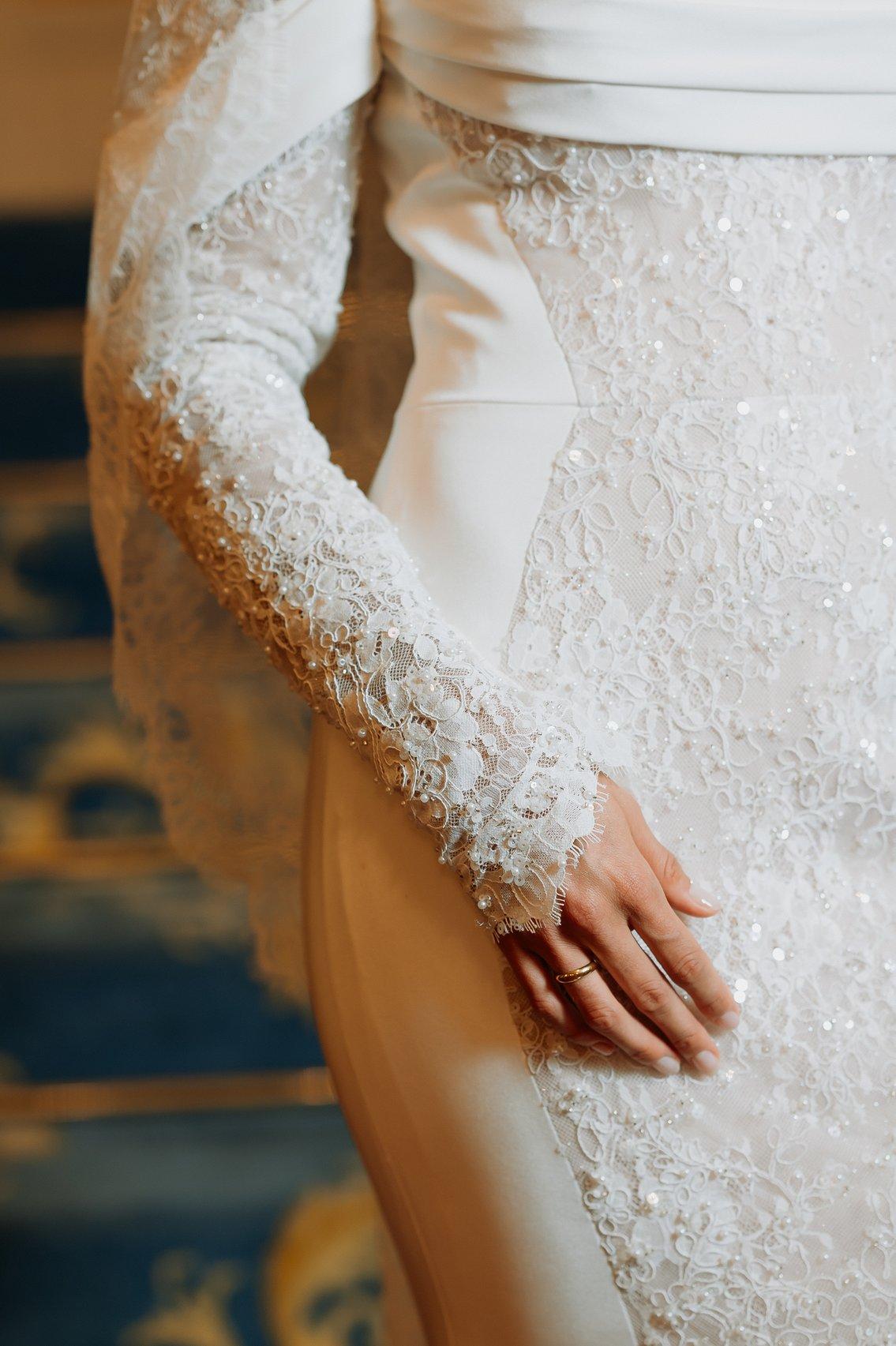 dettaglio abito da sposa stile regency con tessuti pregiati ed eleganti, pizzo, strass e perline