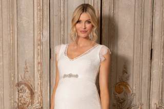 abito da sposa premaman stile impero, in pizzo con cinturino argentato