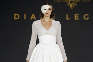abito da sposa invernale con gonna ampia liscia e corpetto a maniche lunghe con perline