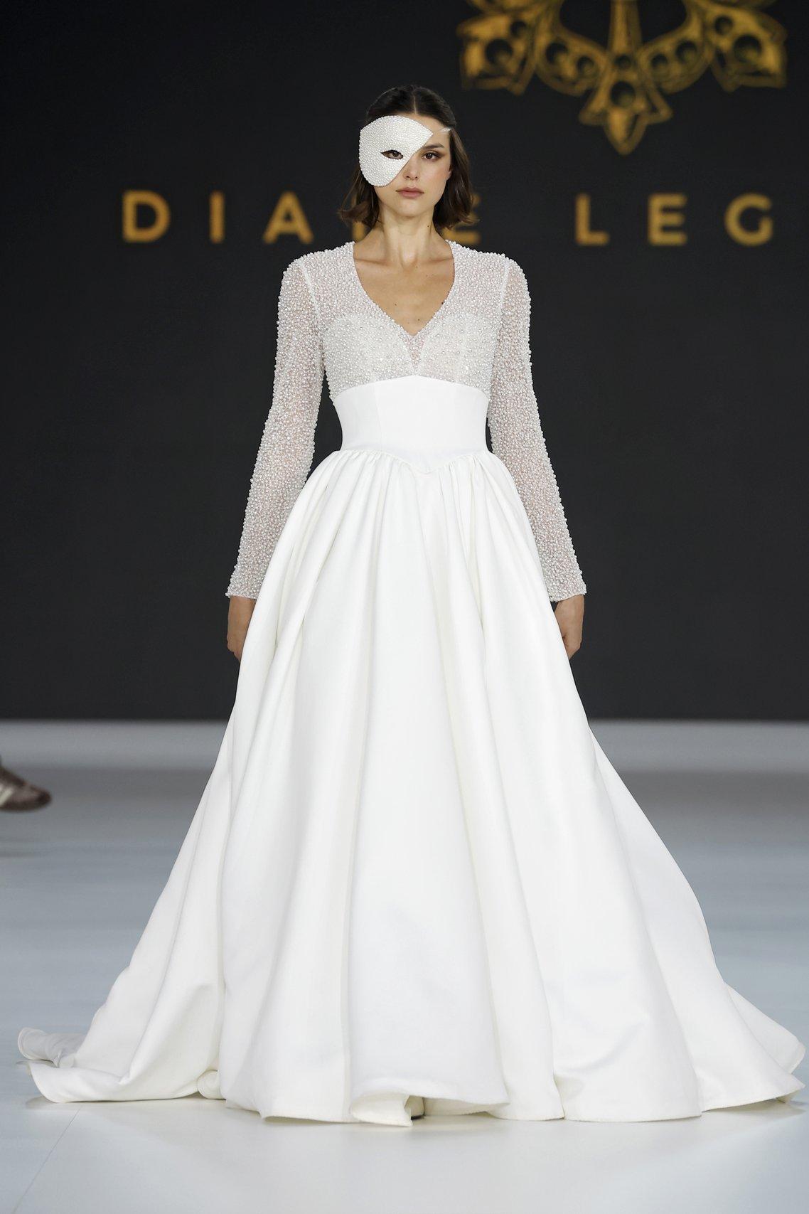 abito da sposa invernale con gonna ampia liscia e corpetto a maniche lunghe con perline