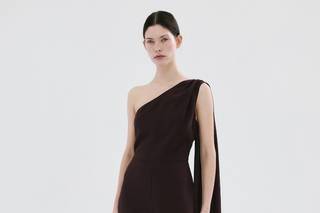 Tuta elegante da cerimonia cioccolato, scollo asimmetrico e foulard con frange