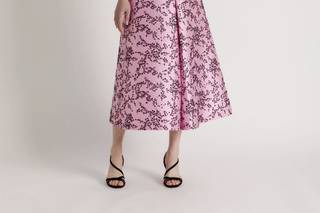 abito sorella sposa midi rosa con fantasia floreale