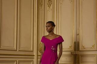 abito mamma della sposa lungo, fucsia con applicazioni floreali sul fianco