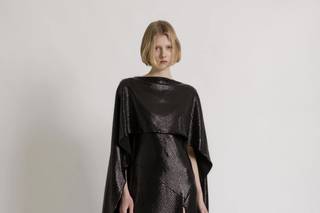 abito nero matrimonio con paillettes lucide e mantella