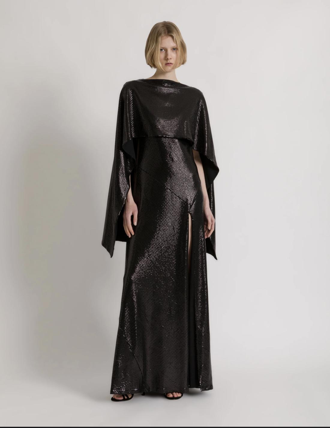 abito nero matrimonio con paillettes lucide e mantella