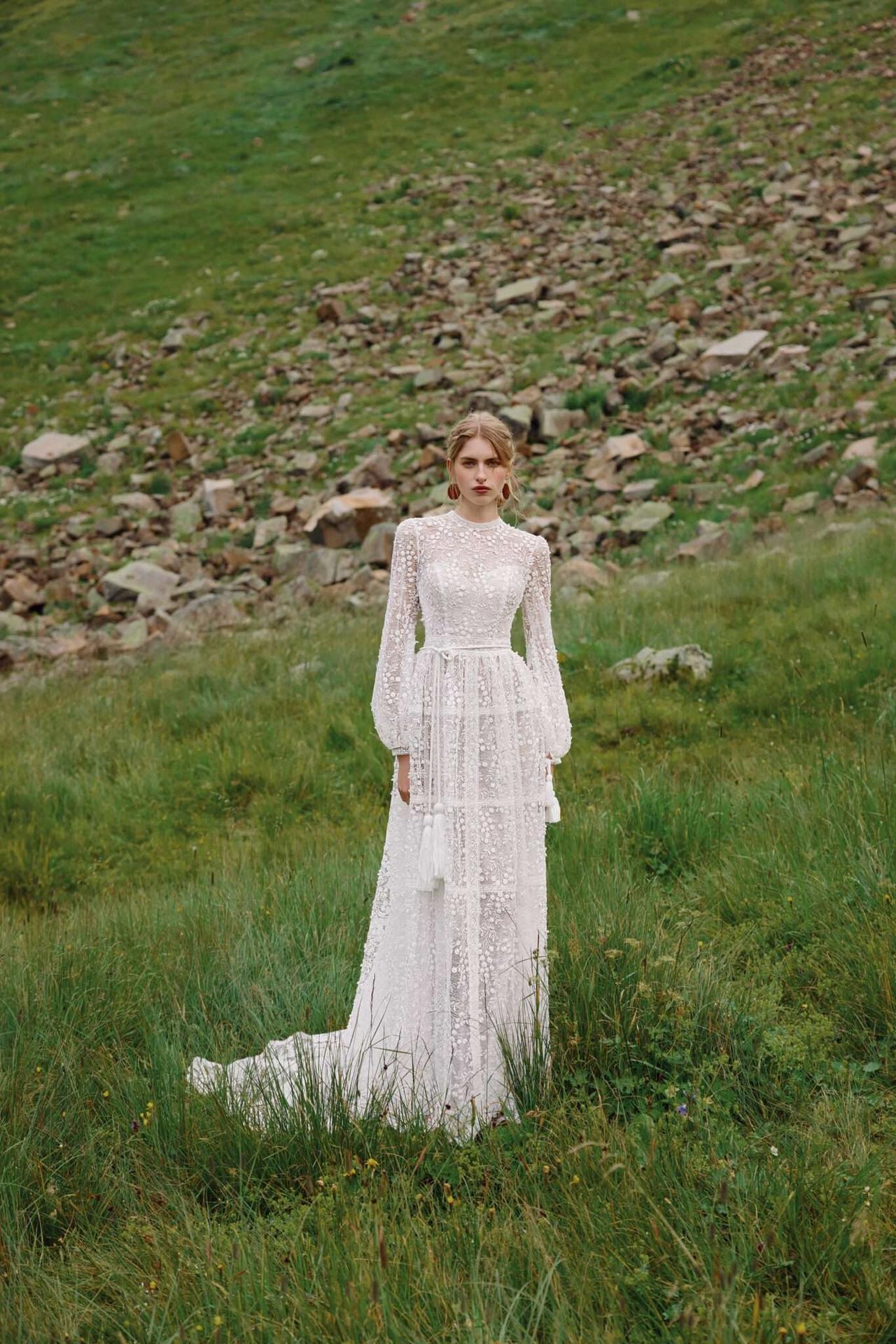 abito da sposa a collo alto in pizzo macramé