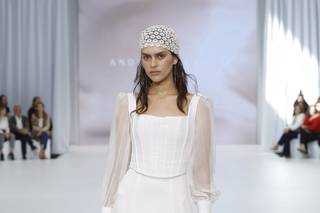 abito da sposa boho chic con gonna scivolata, scollo quadrato e maniche lunghe a palloncino
