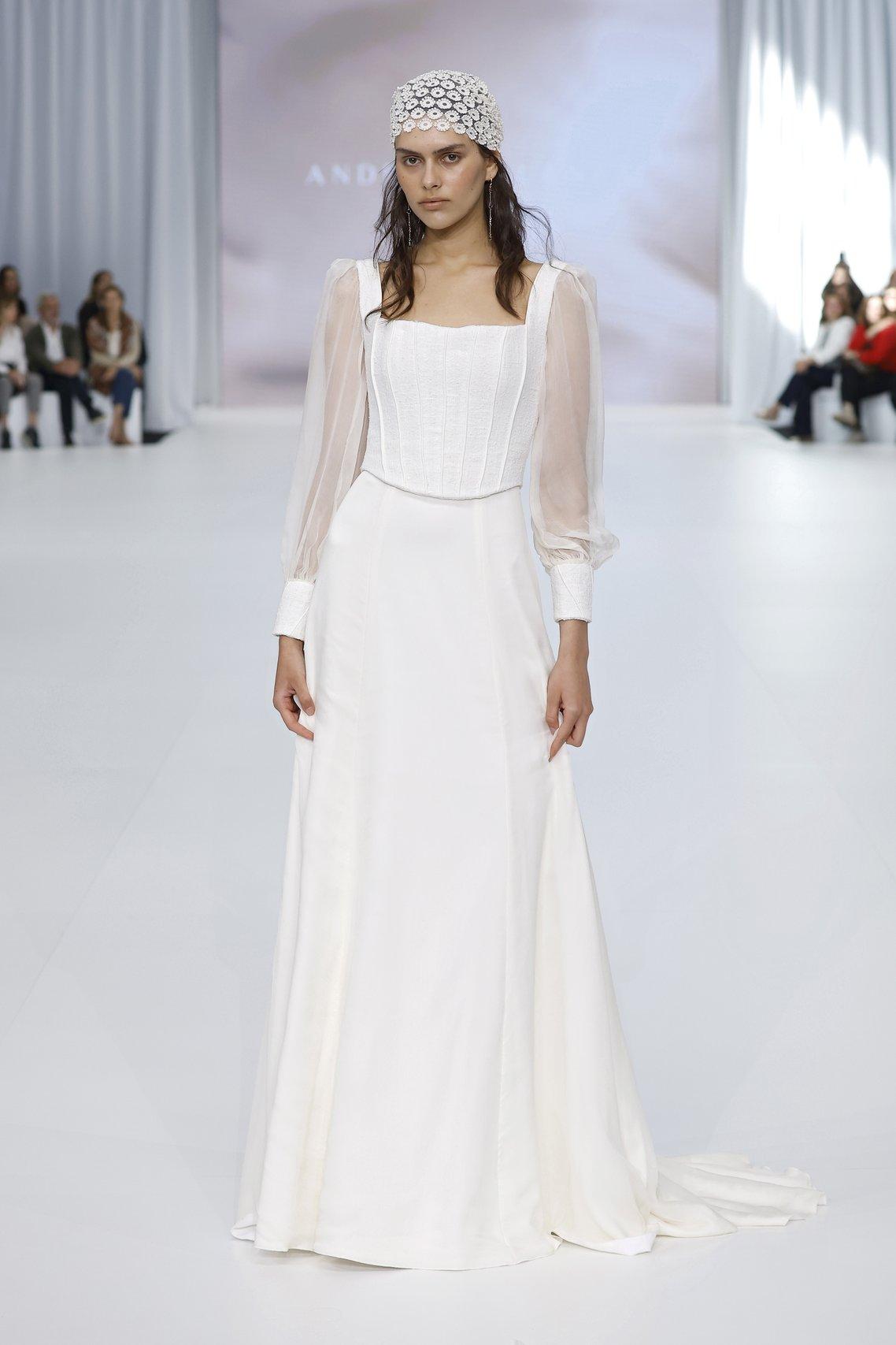 abito da sposa boho chic con gonna scivolata, scollo quadrato e maniche lunghe a palloncino