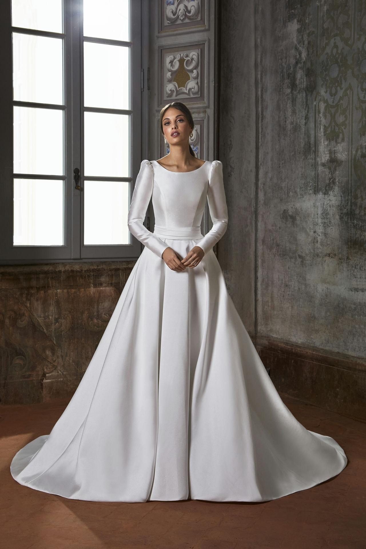 Abito da sposa seconde nozze con spalle imbottite