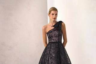 abito nero matrimonio con scollo asimmetrico e gonna ampia