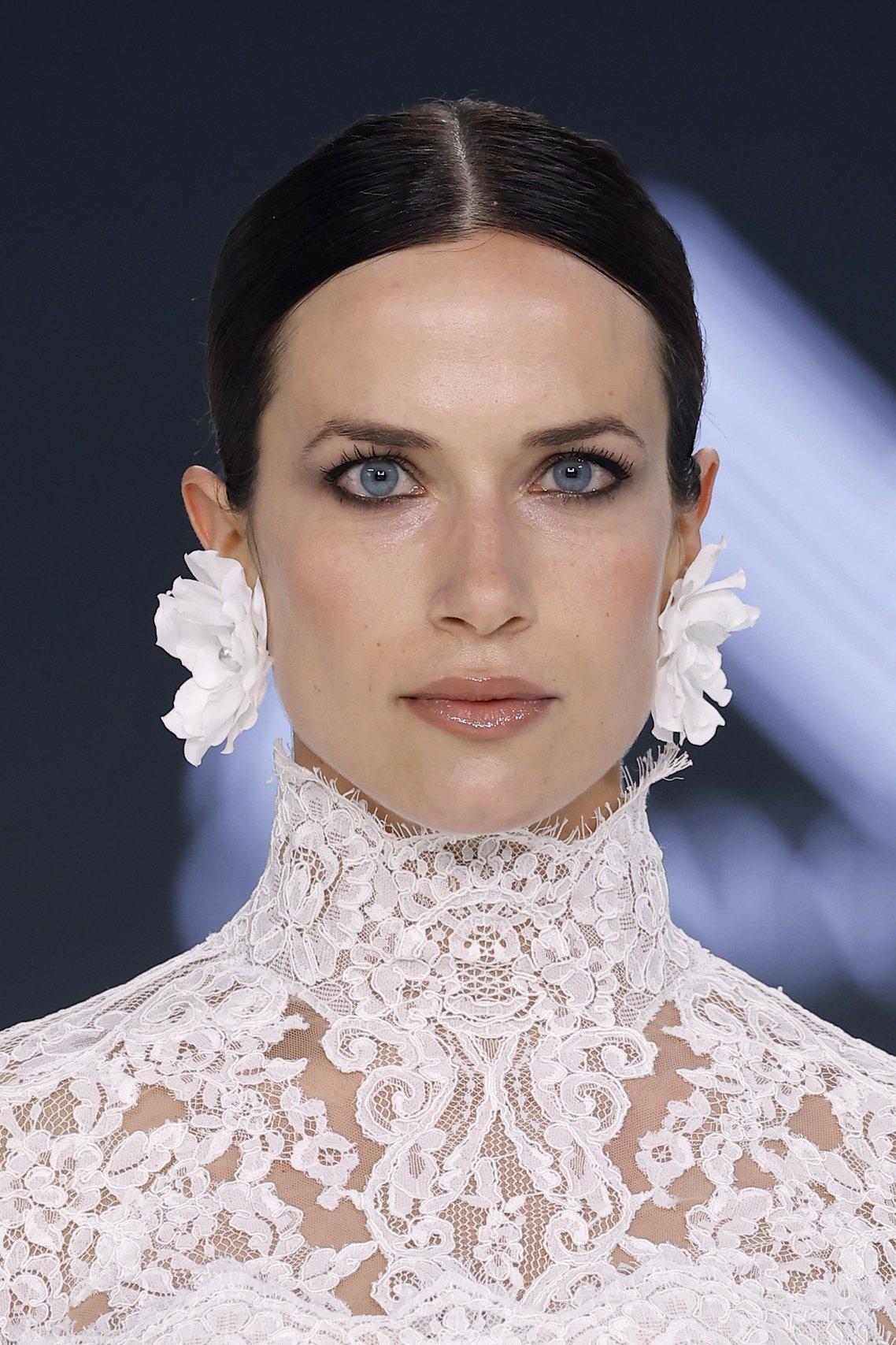 abito sposa con collo alto in pizzo