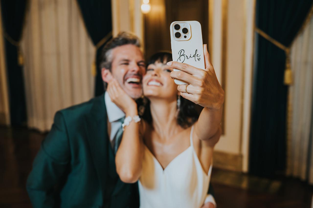 sposi che si fanno un selfie- matrimonio anni 2000