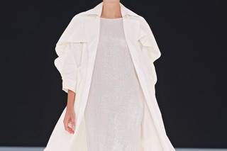 abito da sposa premaman dritto con strass e cappotto