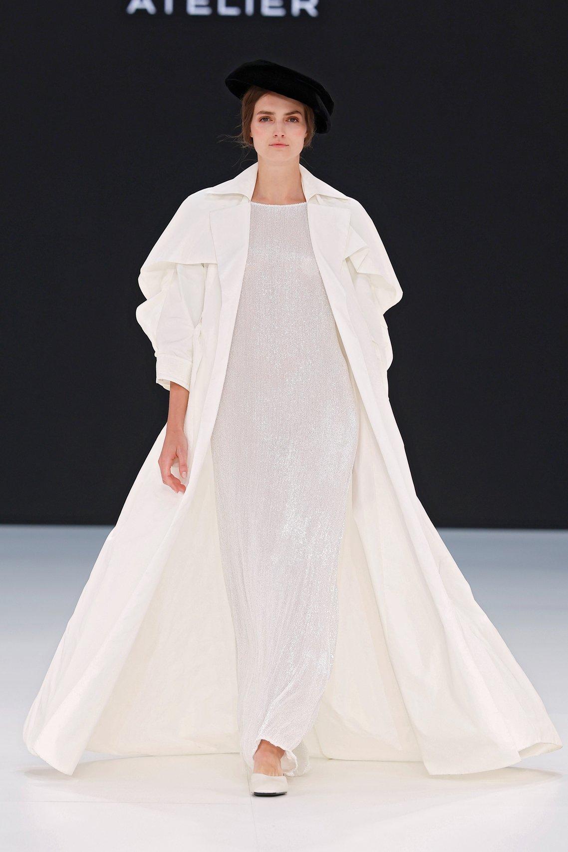 abito da sposa premaman dritto con strass e cappotto