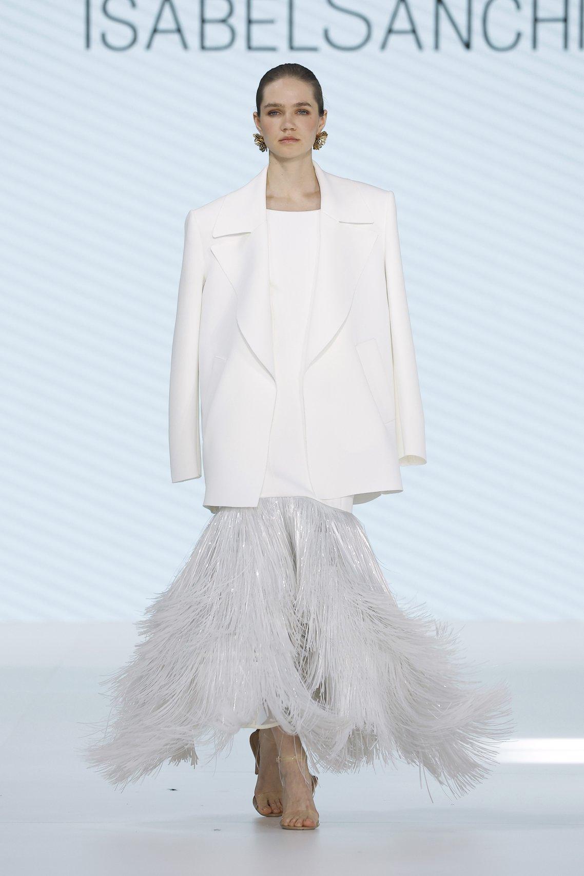 abito da sposa con gonna con paillettes e piume e giacca