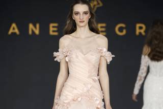 abito da sposa boho chic rosa con gonna scivolata in tulle e top con applicazioni floreali