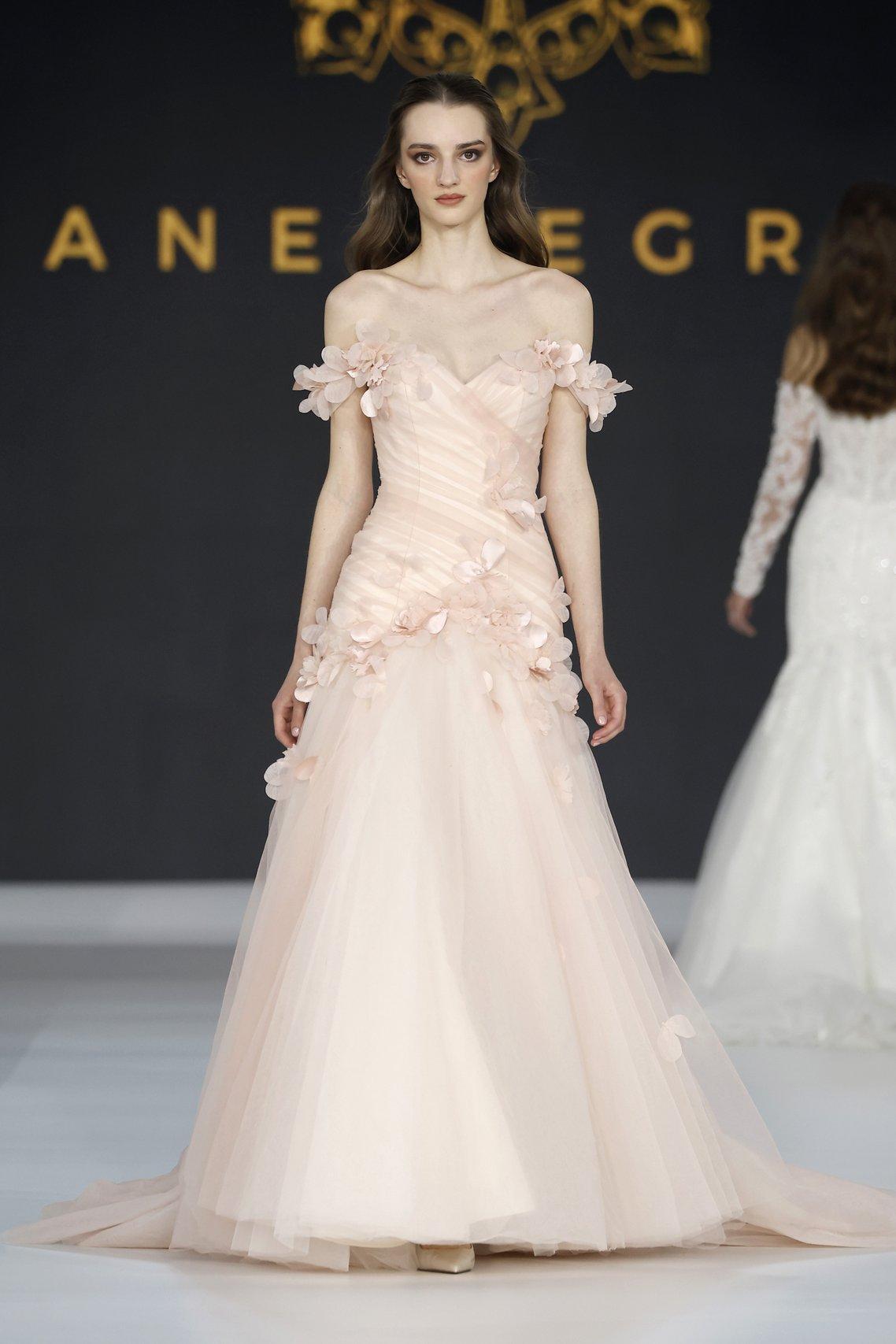 abito da sposa boho chic rosa con gonna scivolata in tulle e top con applicazioni floreali
