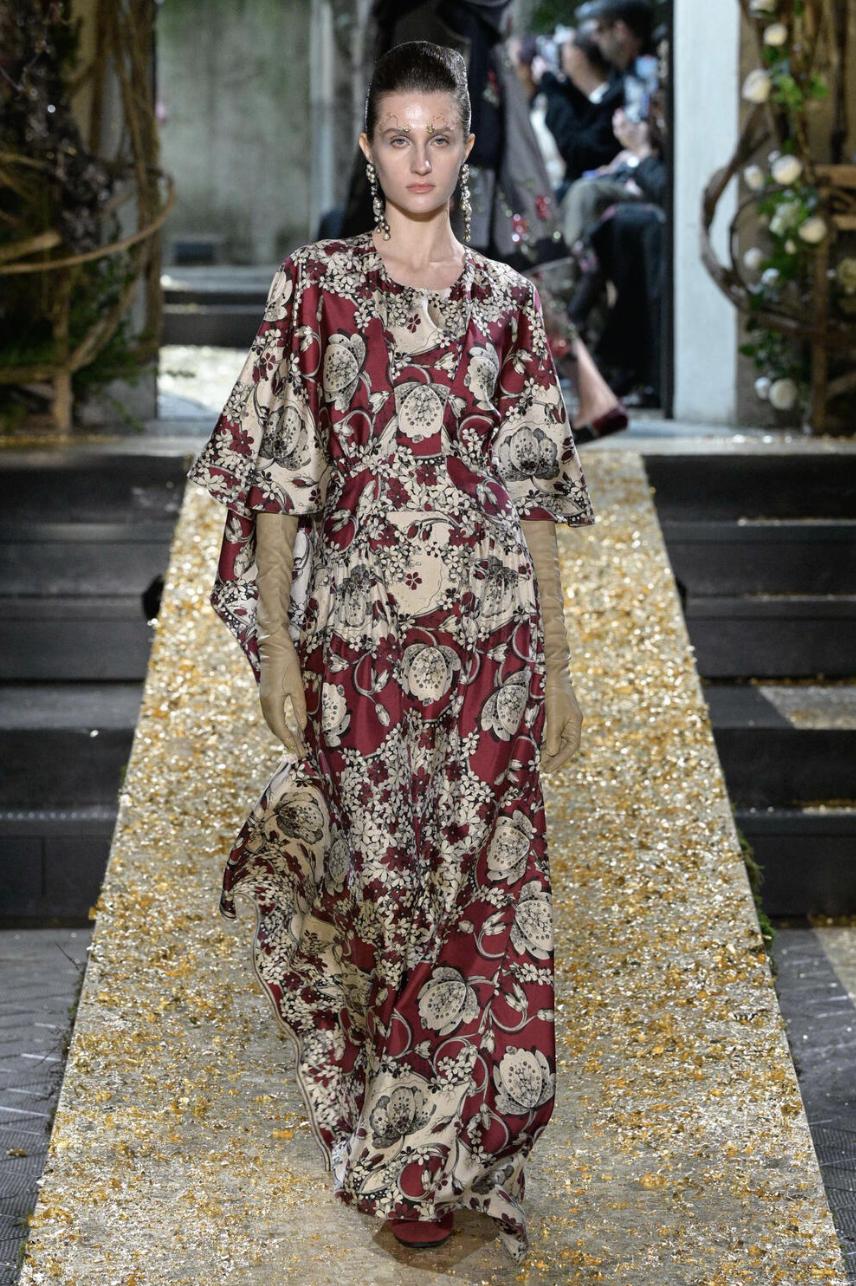 abito da cerimonia lungo a fantasia floreale, bordeayx e beige- Come vestirsi a un matrimonio 