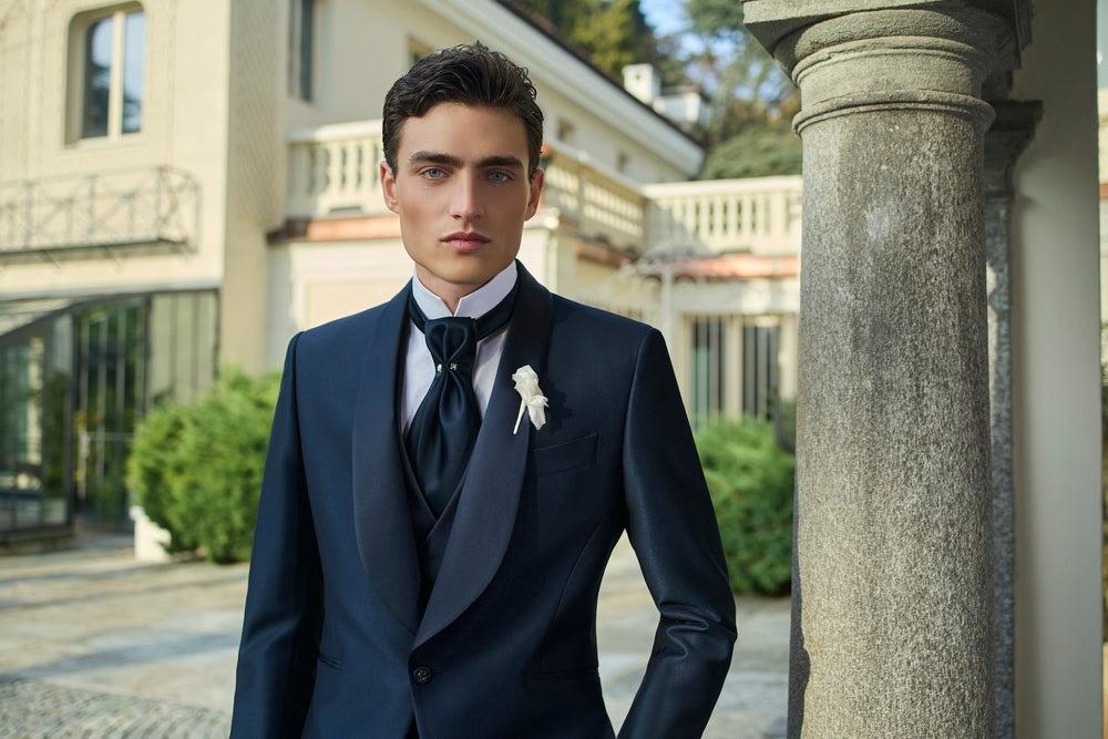abito da sposo blu con lavalliere