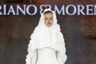 abito da sposa invernale con gonna scivolata liscio con velo con applicazioni