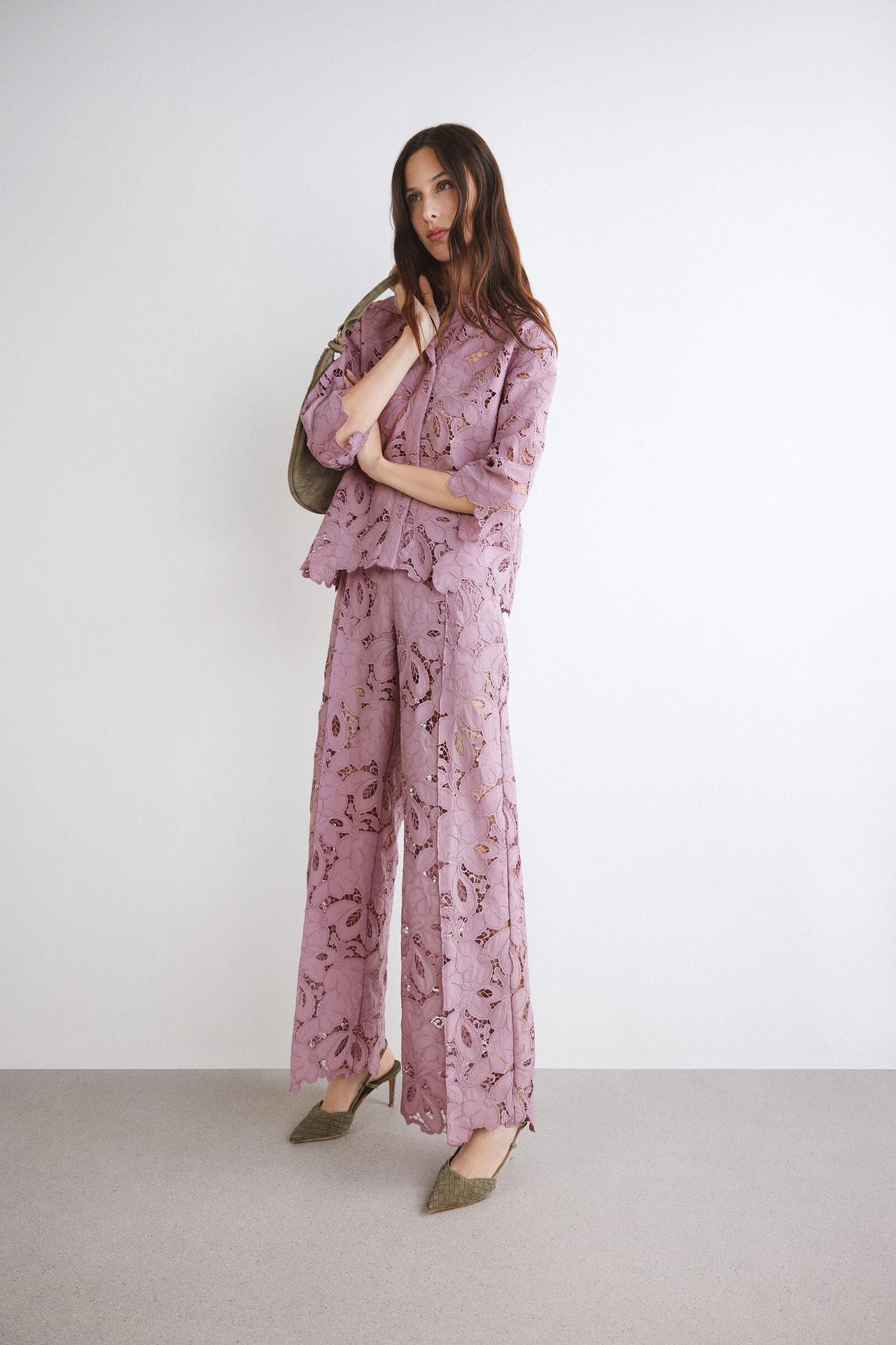completo sorella sposa blusa e pantalone, tutto in pizzo traforato, color lilla