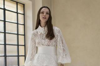 abiti da sposa con pantaloni con blusa e cintura