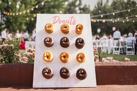 Espositore per donuts DIY: create in pochi semplici passi un angolo goloso per le vostre nozze!