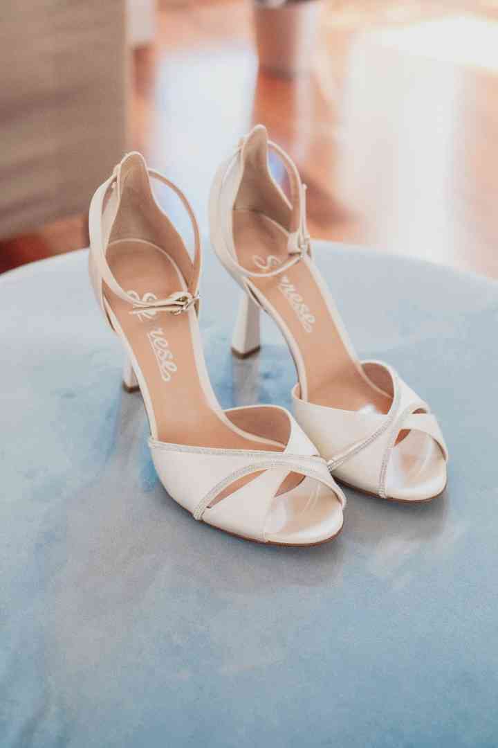 Scarpe da sposa lace-up: la collezione 2022 è sexy ma non rinuncia alla  comodità