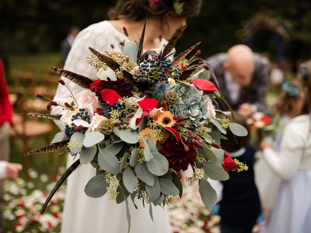 10 domande da fare al fiorista prima del matrimonio Abito da uomo di grandi dimensioni con motivo floreale a