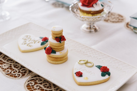 Come preparare e decorare i biscotti per la promessa di matrimonio